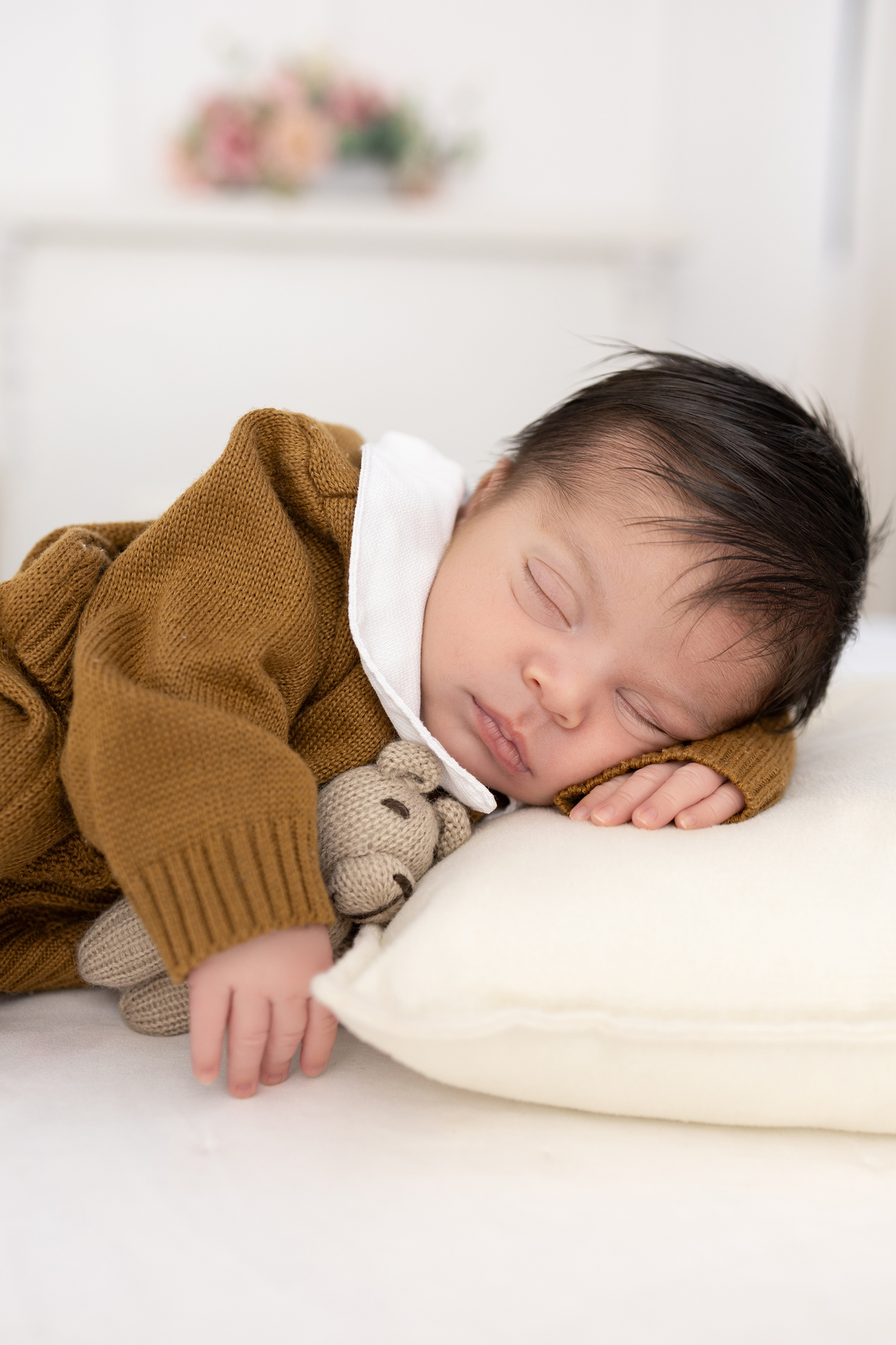Ensaio Newborn natural do Pedro, ensaio em estúdio em Londrina-Pr, fotógrafa especializada em ensaios de bebê em família.