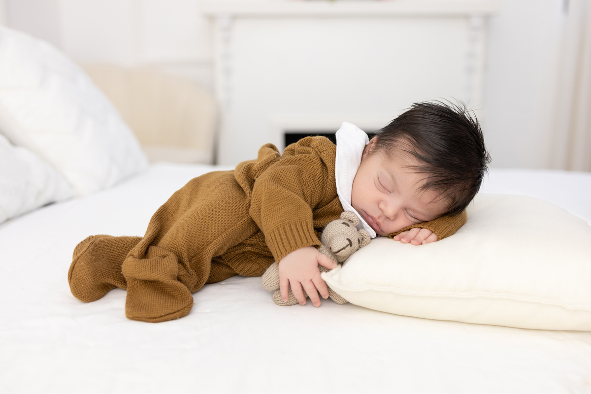 Ensaio Newborn natural do Pedro, ensaio em estúdio em Londrina-Pr, fotógrafa especializada em ensaios de bebê em família.