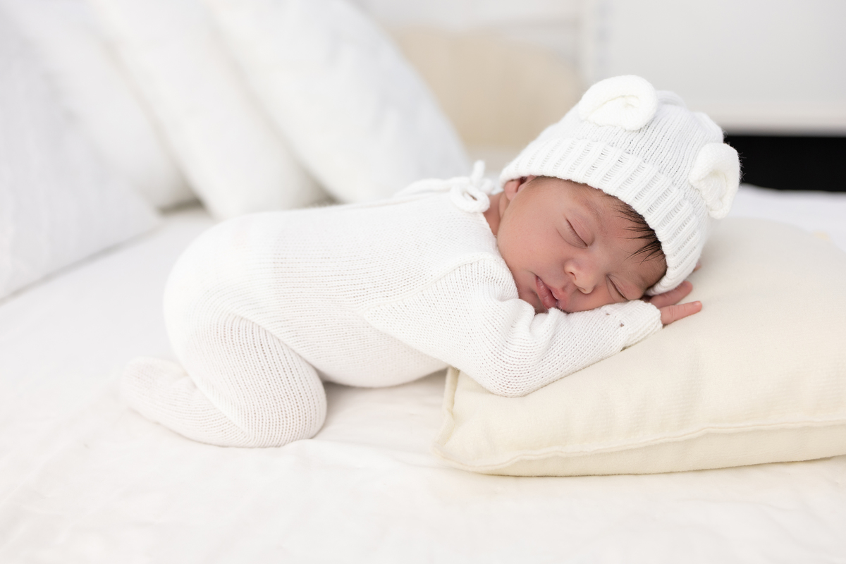 Ensaio Newborn natural do Pedro, ensaio em estúdio em Londrina-Pr, fotógrafa especializada em ensaios de bebê em família.