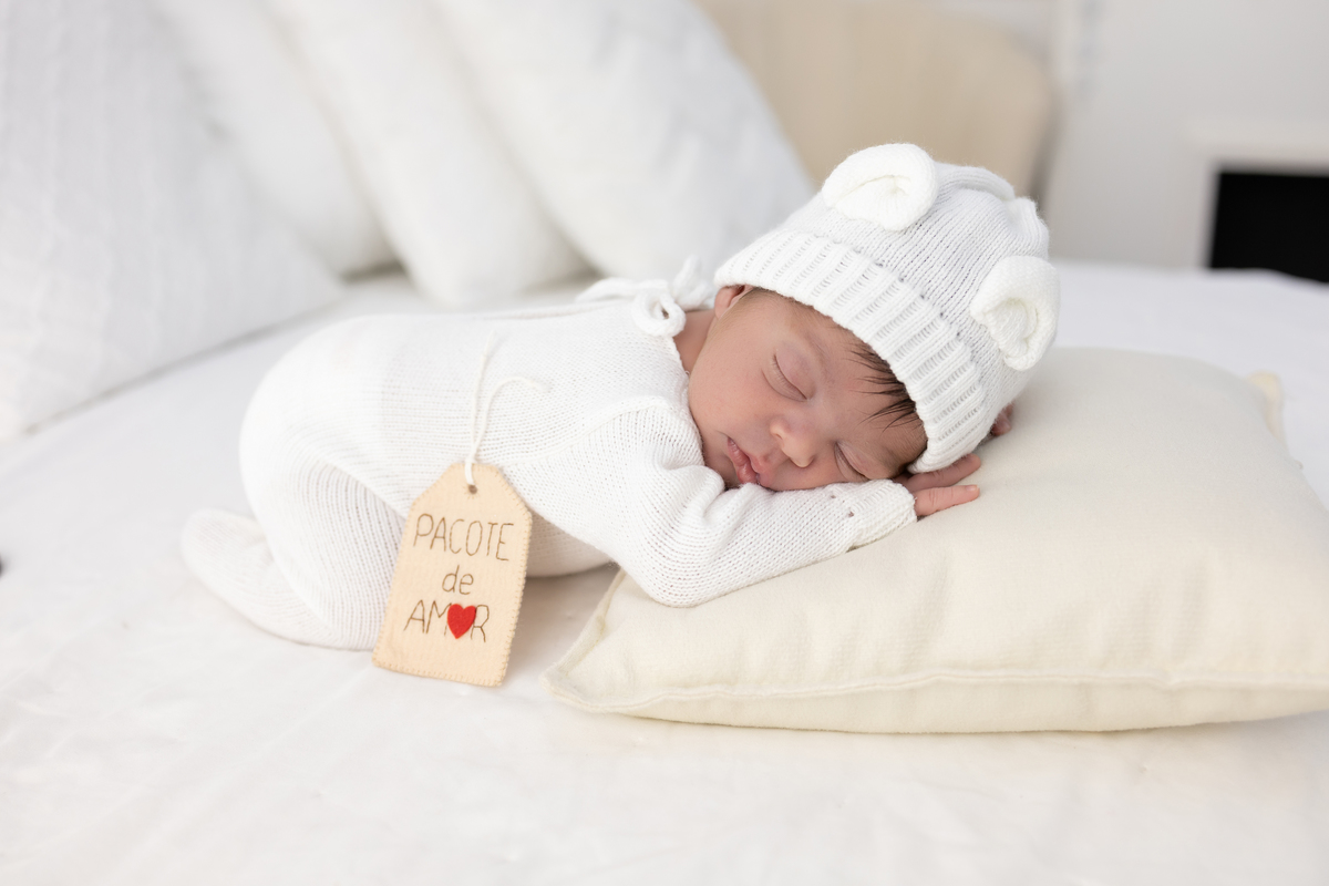 Ensaio Newborn natural do Pedro, ensaio em estúdio em Londrina-Pr, fotógrafa especializada em ensaios de bebê em família.