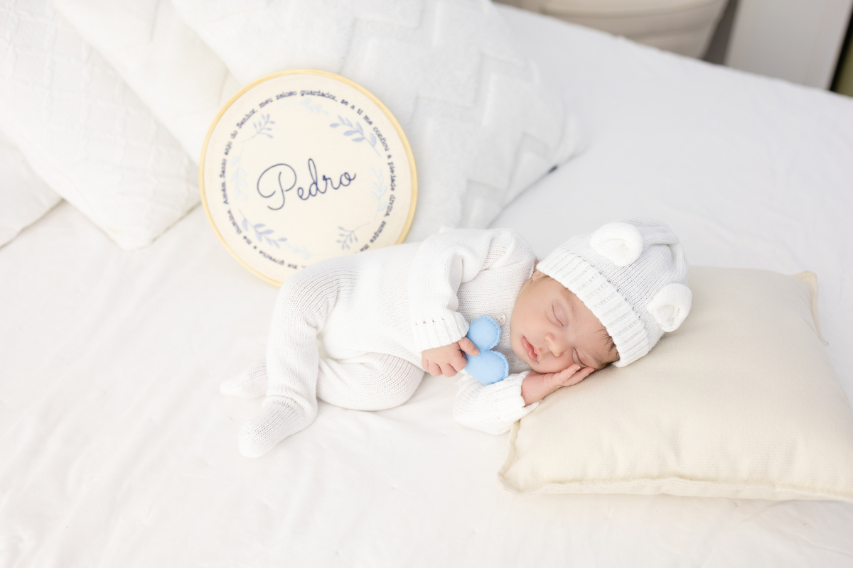 Ensaio Newborn natural do Pedro, ensaio em estúdio em Londrina-Pr, fotógrafa especializada em ensaios de bebê em família.