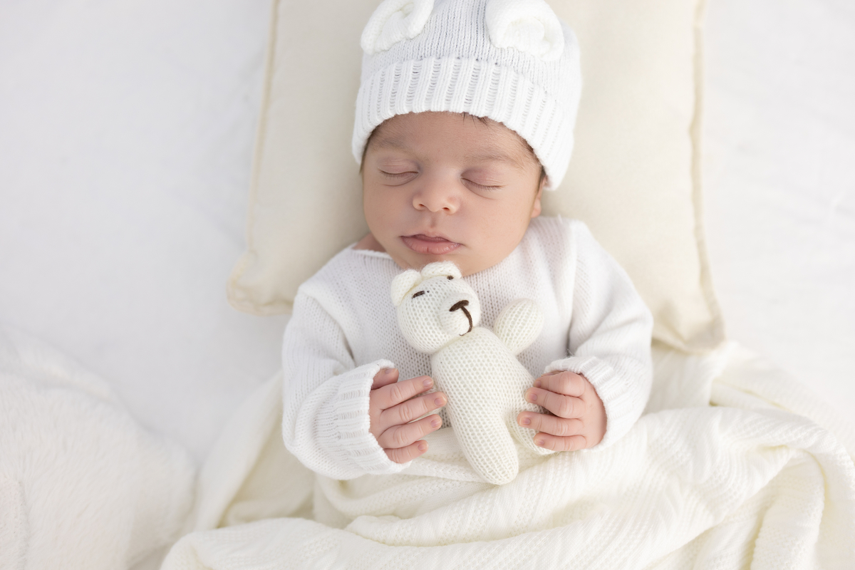 Ensaio Newborn natural do Pedro, ensaio em estúdio em Londrina-Pr, fotógrafa especializada em ensaios de bebê em família.