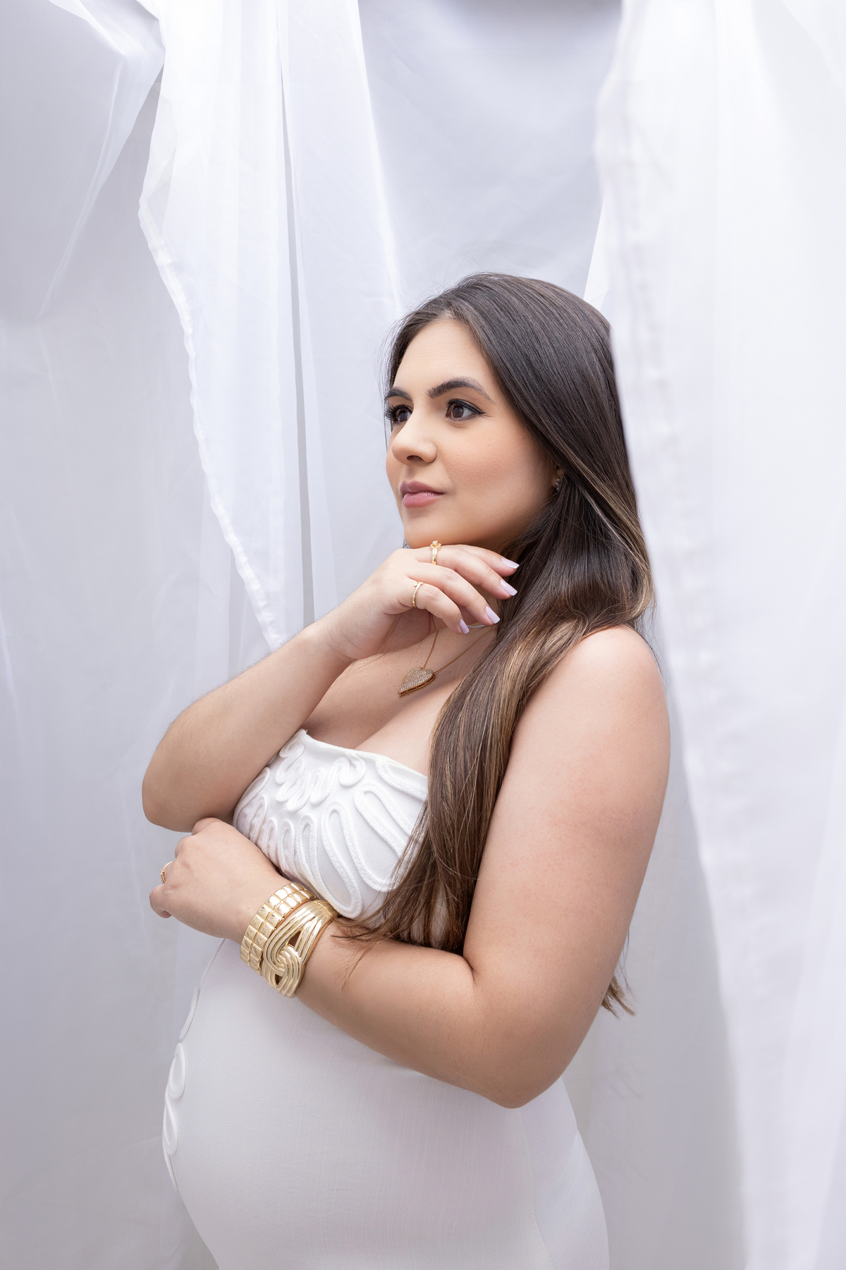 Ensaio de gestante em estúdio. Fotógrafa em Londrina-Pr. especializada em ensaios de gestante, família e bebês.