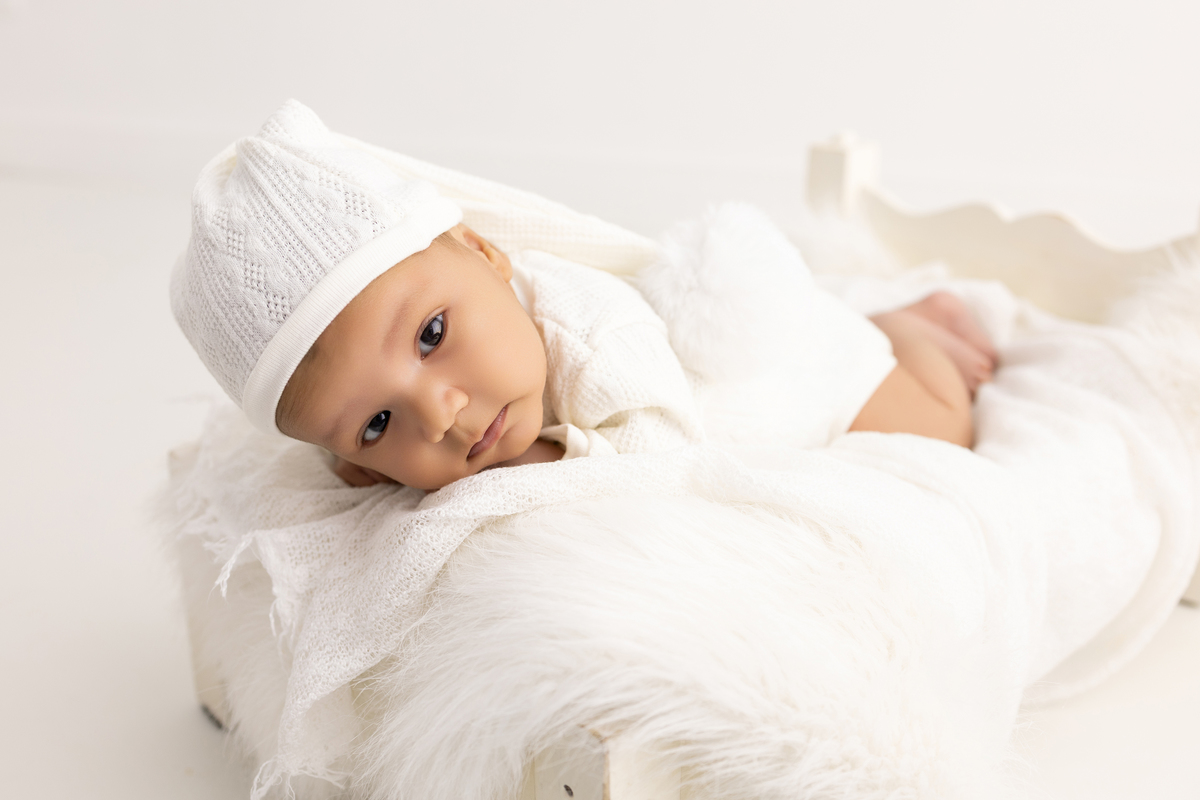 Ensaio Newborn natural do Emanuel, ensaio em estúdio em Londrina-pr, fotografa especializada em ensaios em bebê em família.