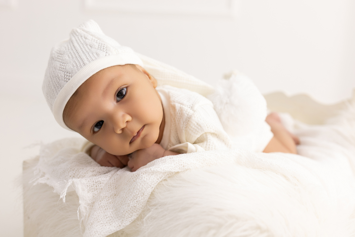 Ensaio Newborn natural do Emanuel, ensaio em estúdio em Londrina-pr, fotografa especializada em ensaios em bebê em família.