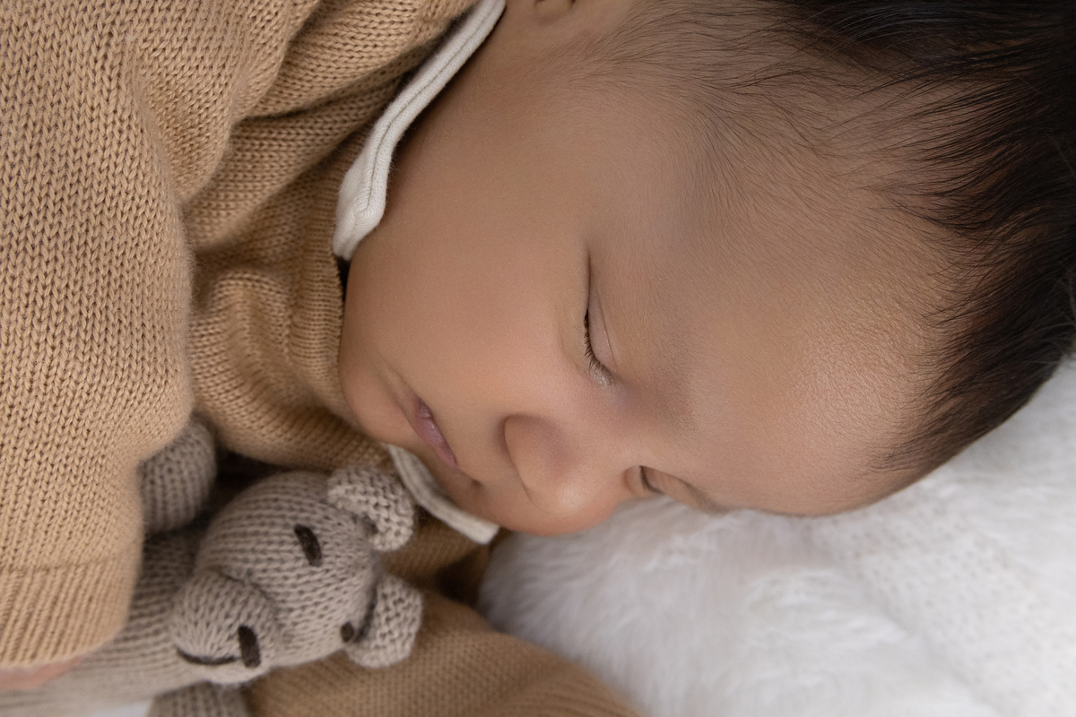 Ensaio Newborn natural do Emanuel, ensaio em estúdio em Londrina-pr, fotografa especializada em ensaios em bebê em família.