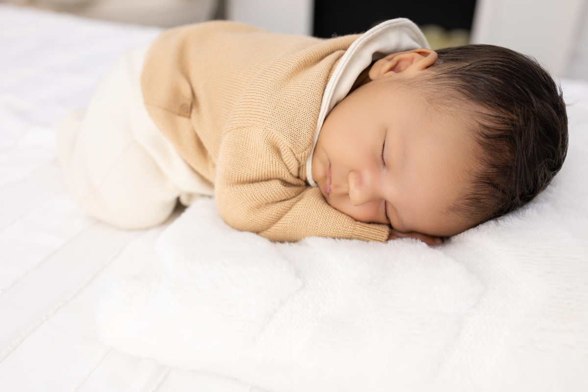 Ensaio Newborn natural do Emanuel, ensaio em estúdio em Londrina-pr, fotografa especializada em ensaios em bebê em família.