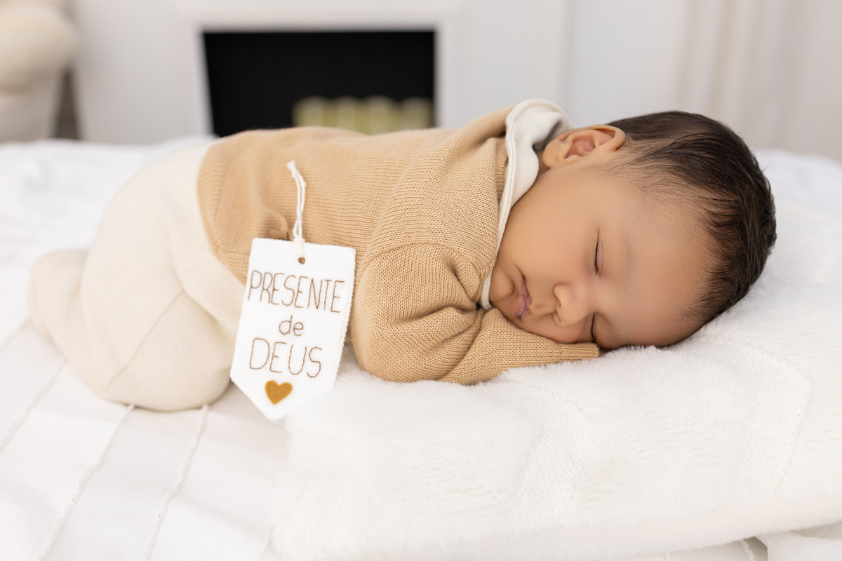 Ensaio Newborn natural do Emanuel, ensaio em estúdio em Londrina-pr, fotografa especializada em ensaios em bebê em família.