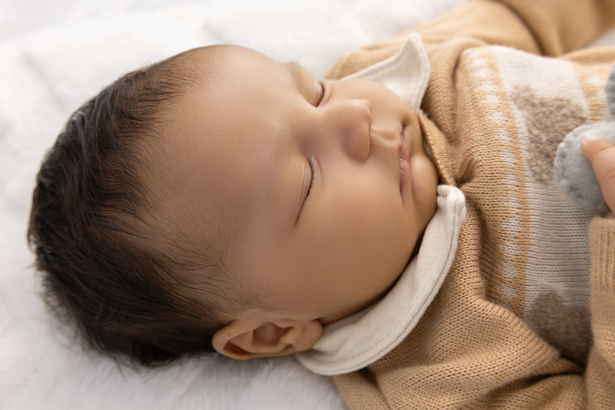 Ensaio Newborn natural do Emanuel, ensaio em estúdio em Londrina-pr, fotografa especializada em ensaios em bebê em família.