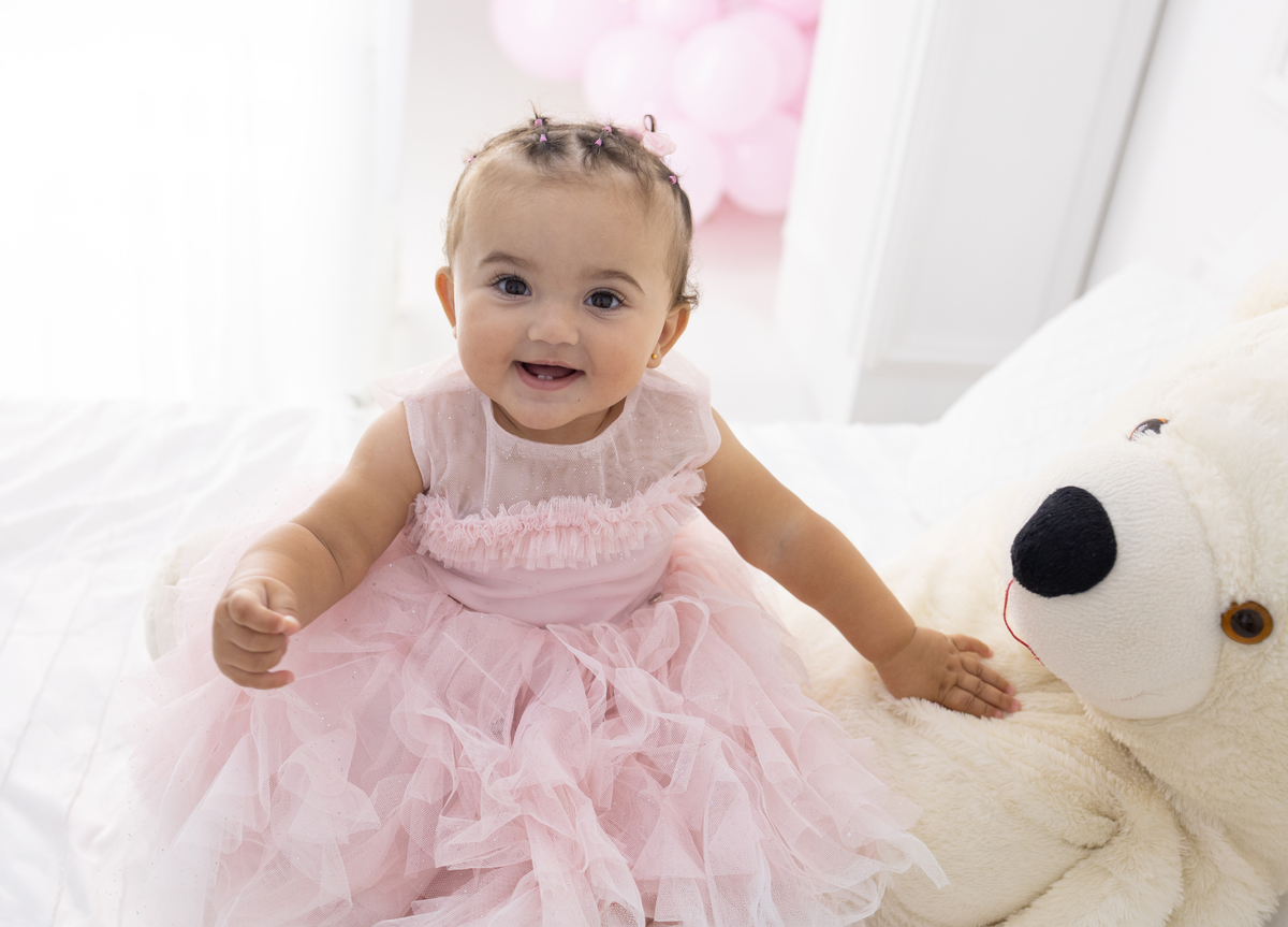 Ensaio smash the cake em estúdio. Fotógrafa em Londrina especializada em ensaios de bebês em estúdio. Ensaio de aniversário. bebê de 1 ano.