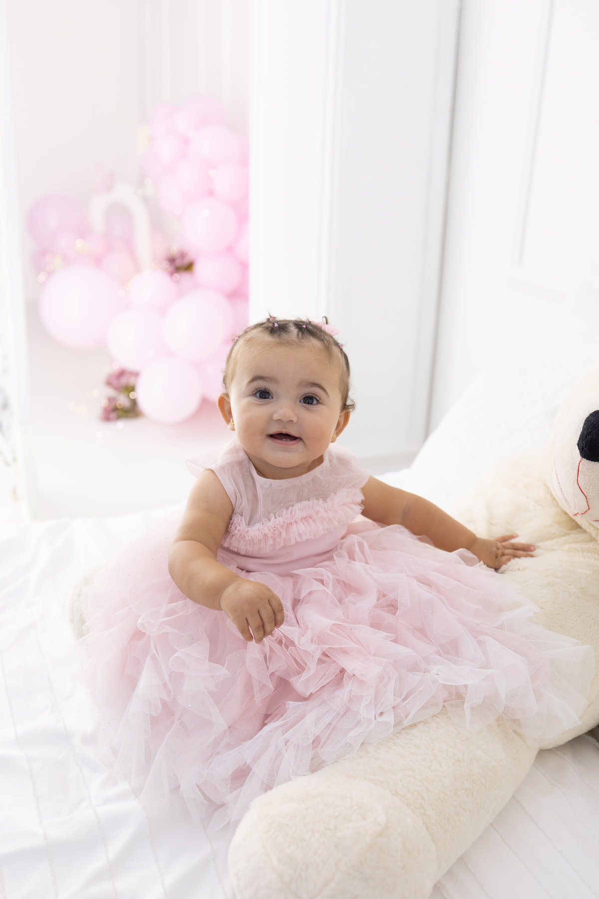 Ensaio smash the cake em estúdio. Fotógrafa em Londrina especializada em ensaios de bebês em estúdio. Ensaio de aniversário. bebê de 1 ano.