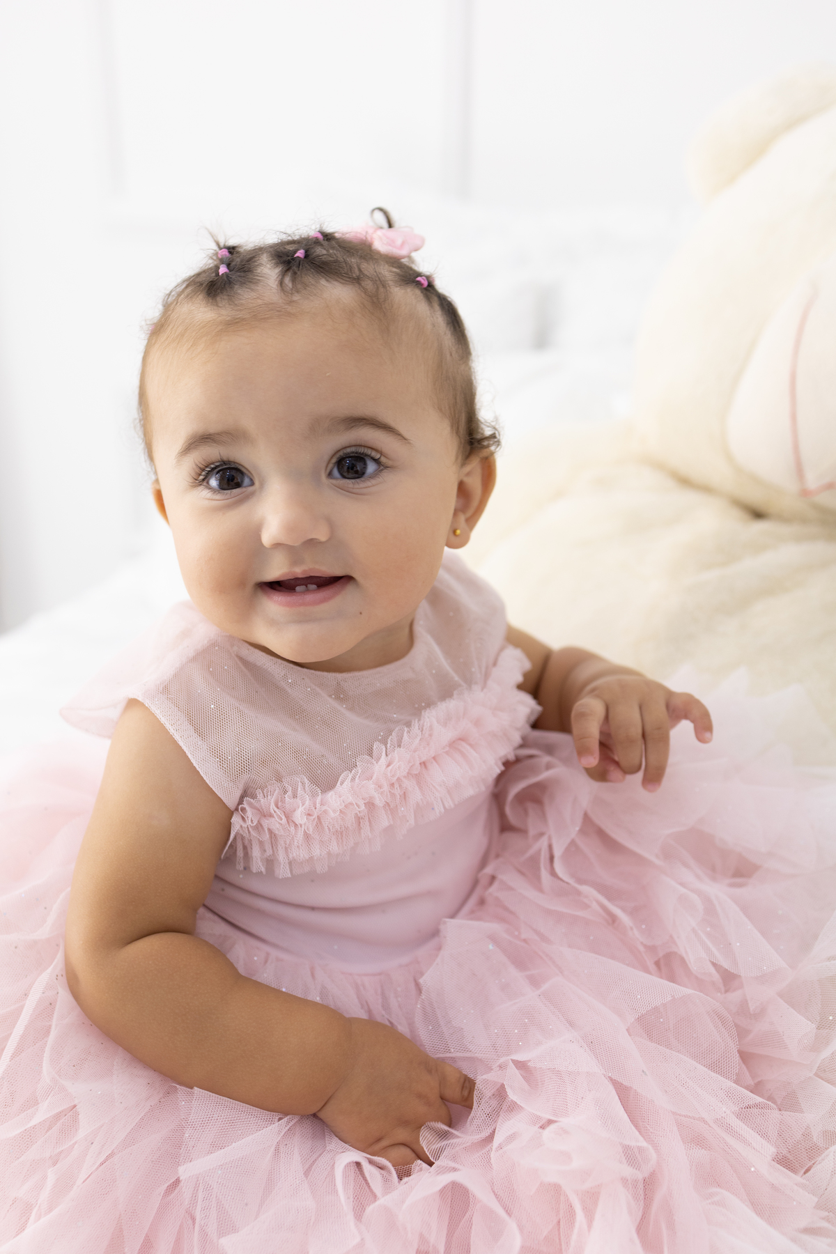 Ensaio smash the cake em estúdio. Fotógrafa em Londrina especializada em ensaios de bebês em estúdio. Ensaio de aniversário. bebê de 1 ano.