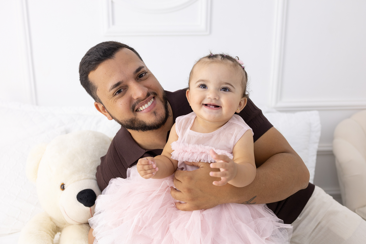 Ensaio smash the cake em estúdio. Fotógrafa em Londrina especializada em ensaios de bebês em estúdio. Ensaio de aniversário. bebê de 1 ano.