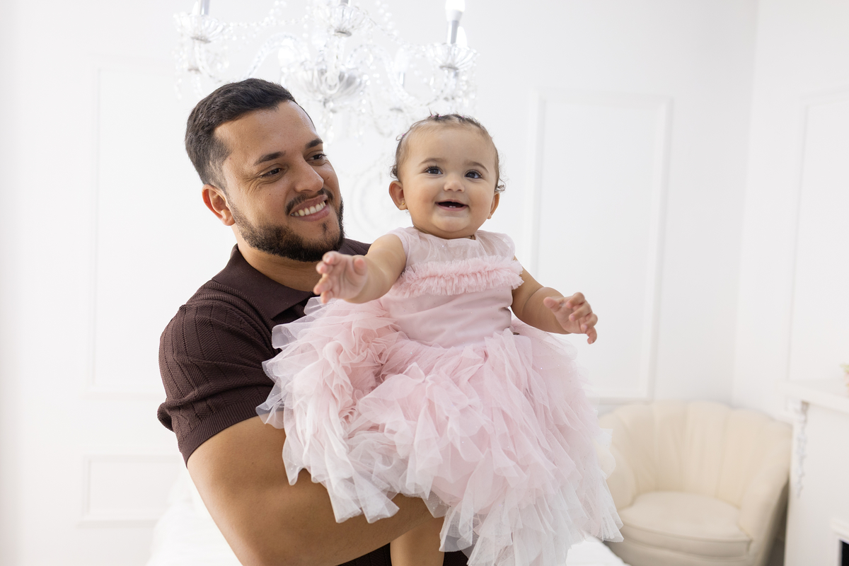 Ensaio smash the cake em estúdio. Fotógrafa em Londrina especializada em ensaios de bebês em estúdio. Ensaio de aniversário. bebê de 1 ano.