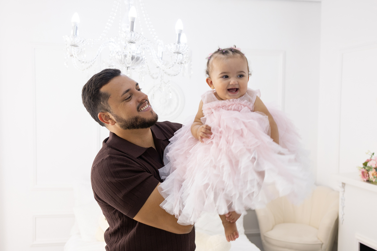 Ensaio smash the cake em estúdio. Fotógrafa em Londrina especializada em ensaios de bebês em estúdio. Ensaio de aniversário. bebê de 1 ano.