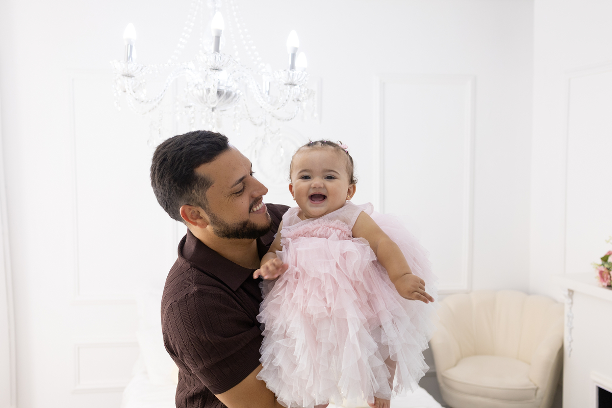 Ensaio smash the cake em estúdio. Fotógrafa em Londrina especializada em ensaios de bebês em estúdio. Ensaio de aniversário. bebê de 1 ano.
