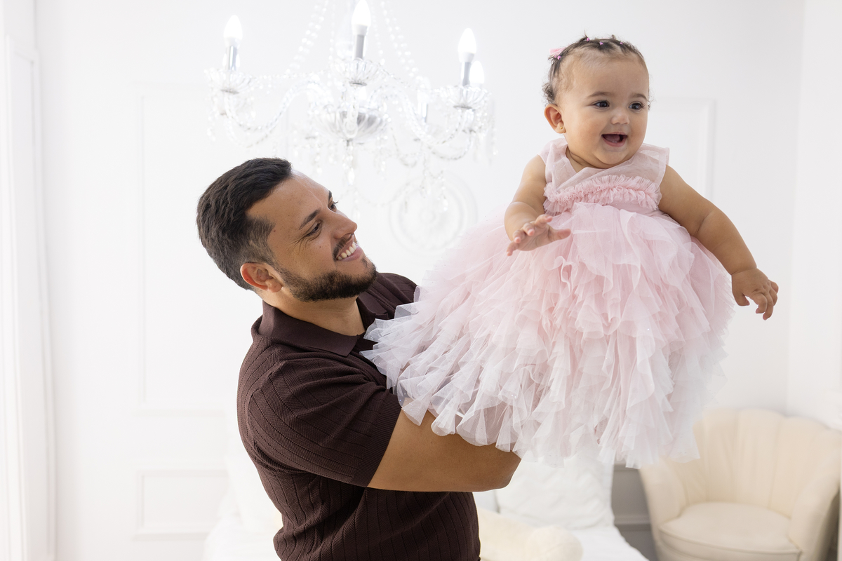 Ensaio smash the cake em estúdio. Fotógrafa em Londrina especializada em ensaios de bebês em estúdio. Ensaio de aniversário. bebê de 1 ano.