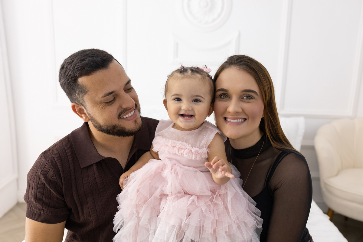 Ensaio smash the cake em estúdio. Fotógrafa em Londrina especializada em ensaios de bebês em estúdio. Ensaio de aniversário. bebê de 1 ano.