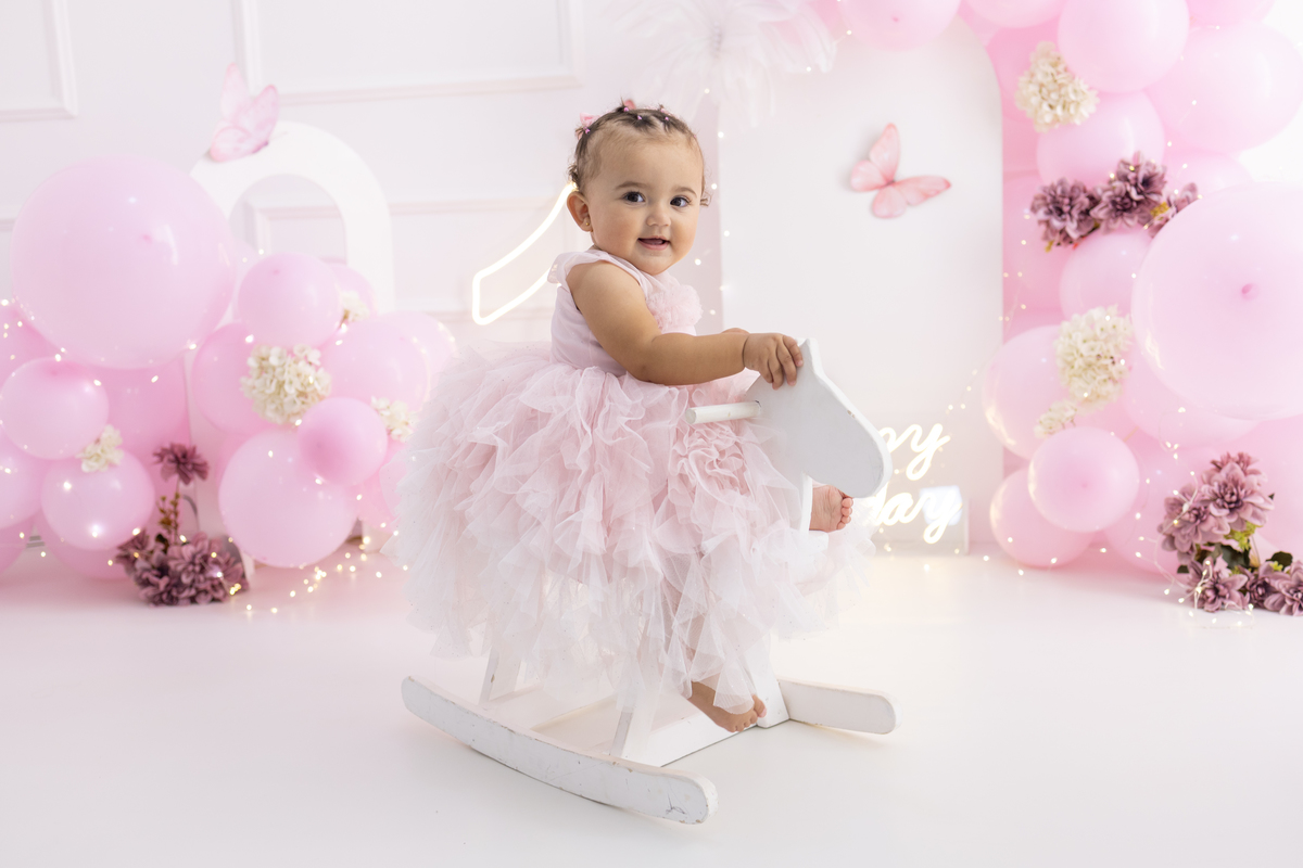 Ensaio smash the cake em estúdio. Fotógrafa em Londrina especializada em ensaios de bebês em estúdio. Ensaio de aniversário. bebê de 1 ano.