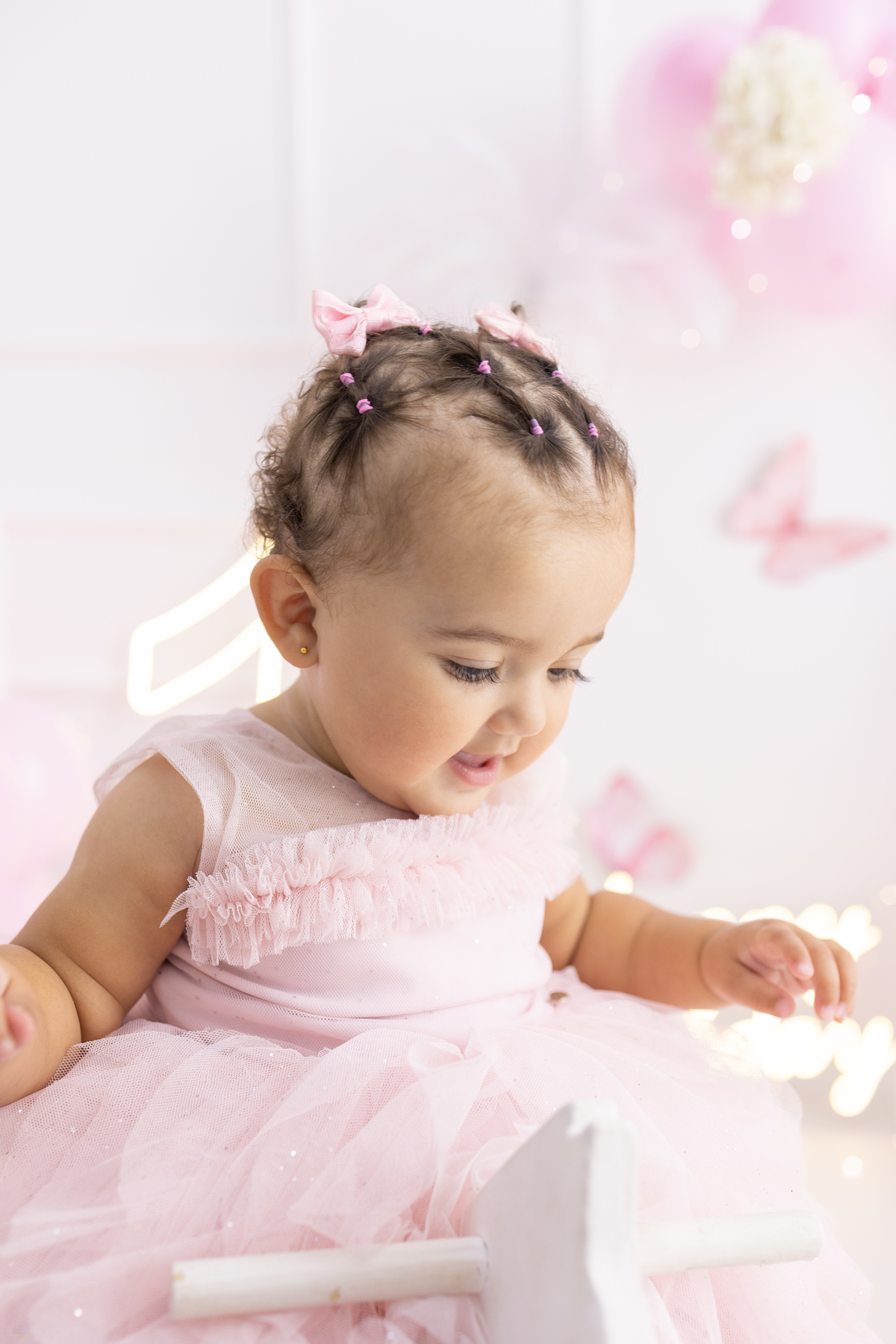 Ensaio smash the cake em estúdio. Fotógrafa em Londrina especializada em ensaios de bebês em estúdio. Ensaio de aniversário. bebê de 1 ano.