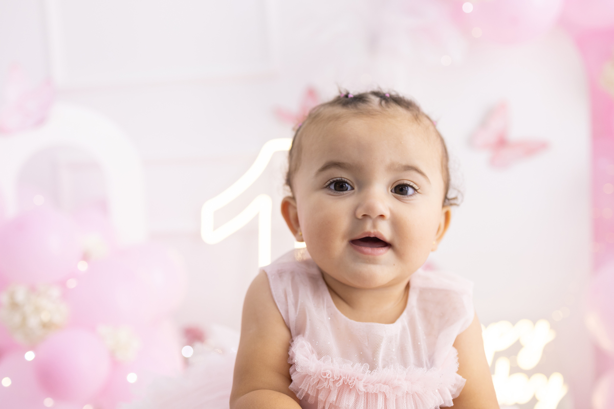Ensaio smash the cake em estúdio. Fotógrafa em Londrina especializada em ensaios de bebês em estúdio. Ensaio de aniversário. bebê de 1 ano.