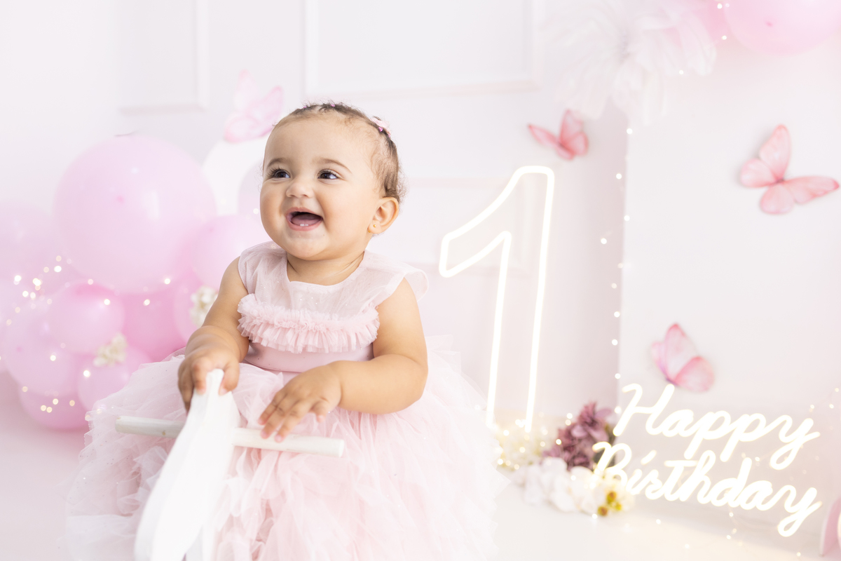 Ensaio smash the cake em estúdio. Fotógrafa em Londrina especializada em ensaios de bebês em estúdio. Ensaio de aniversário. bebê de 1 ano.