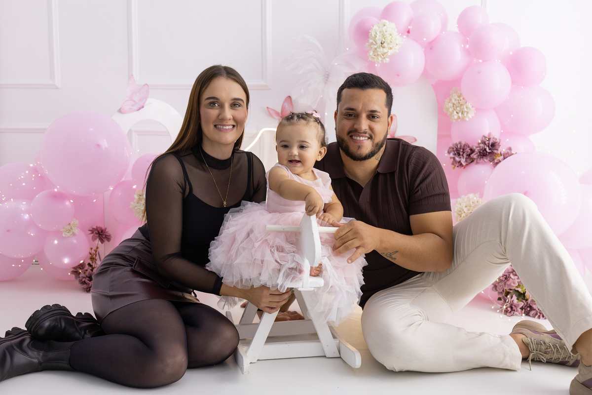 Ensaio smash the cake em estúdio. Fotógrafa em Londrina especializada em ensaios de bebês em estúdio. Ensaio de aniversário. bebê de 1 ano.