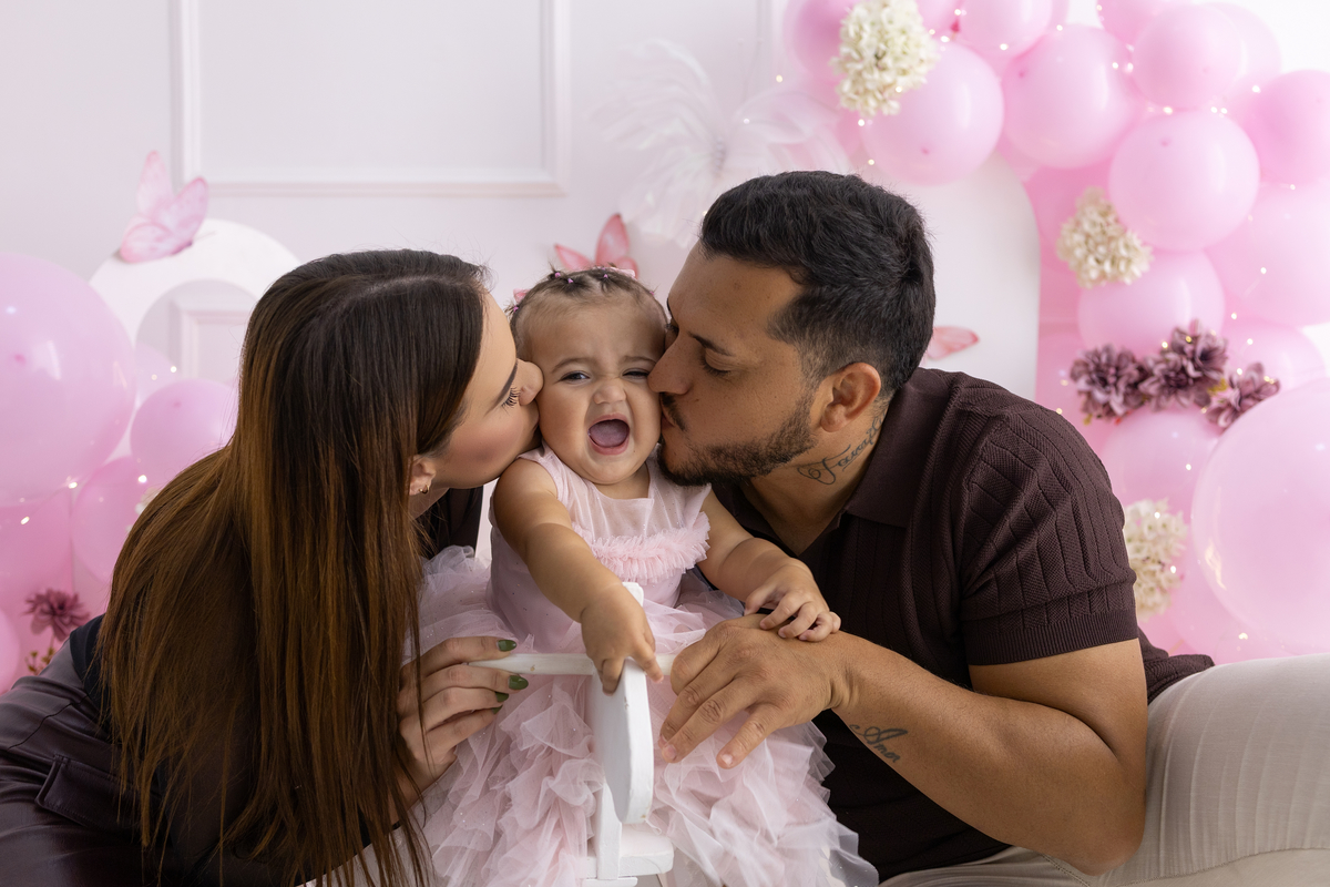 Ensaio smash the cake em estúdio. Fotógrafa em Londrina especializada em ensaios de bebês em estúdio. Ensaio de aniversário. bebê de 1 ano.