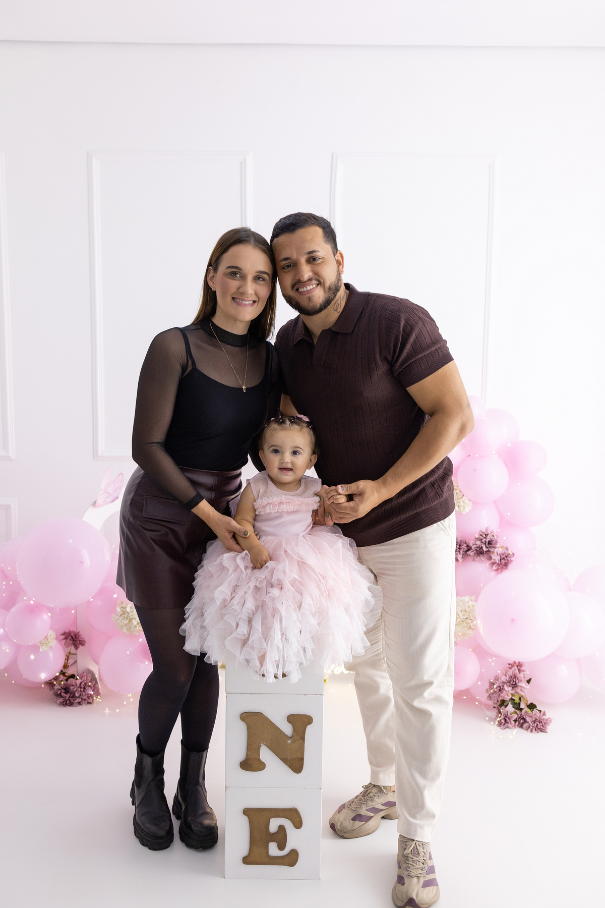 Ensaio smash the cake em estúdio. Fotógrafa em Londrina especializada em ensaios de bebês em estúdio. Ensaio de aniversário. bebê de 1 ano.