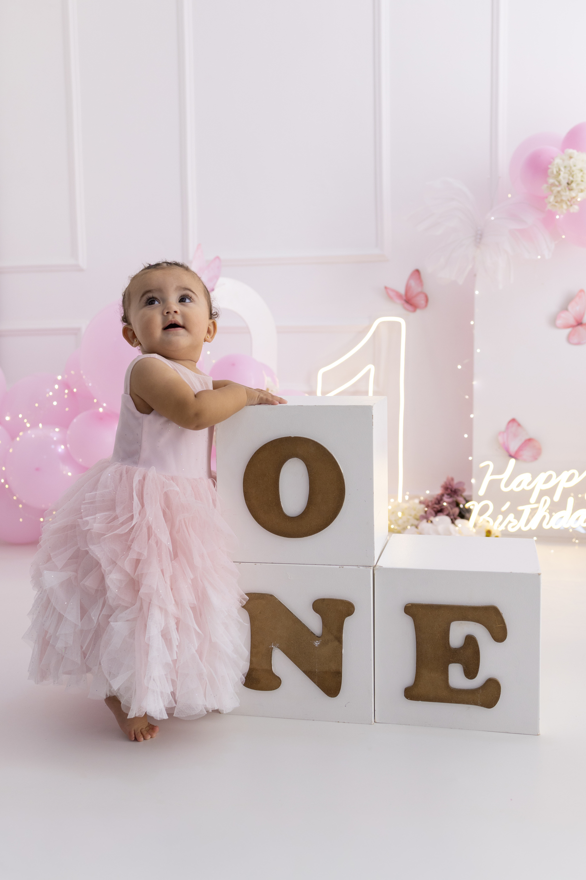 Ensaio smash the cake em estúdio. Fotógrafa em Londrina especializada em ensaios de bebês em estúdio. Ensaio de aniversário. bebê de 1 ano.