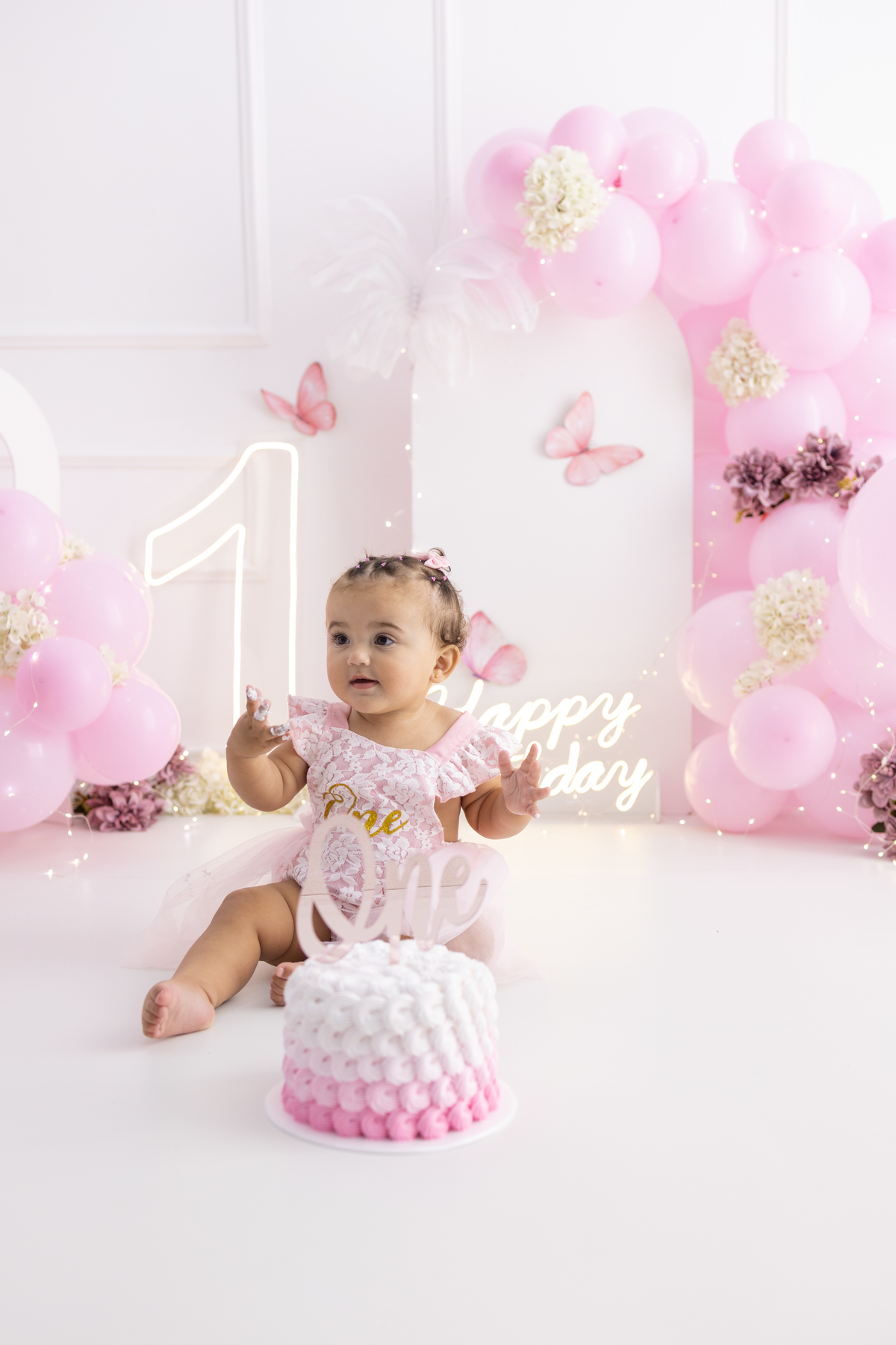 Ensaio smash the cake em estúdio. Fotógrafa em Londrina especializada em ensaios de bebês em estúdio. Ensaio de aniversário. bebê de 1 ano.