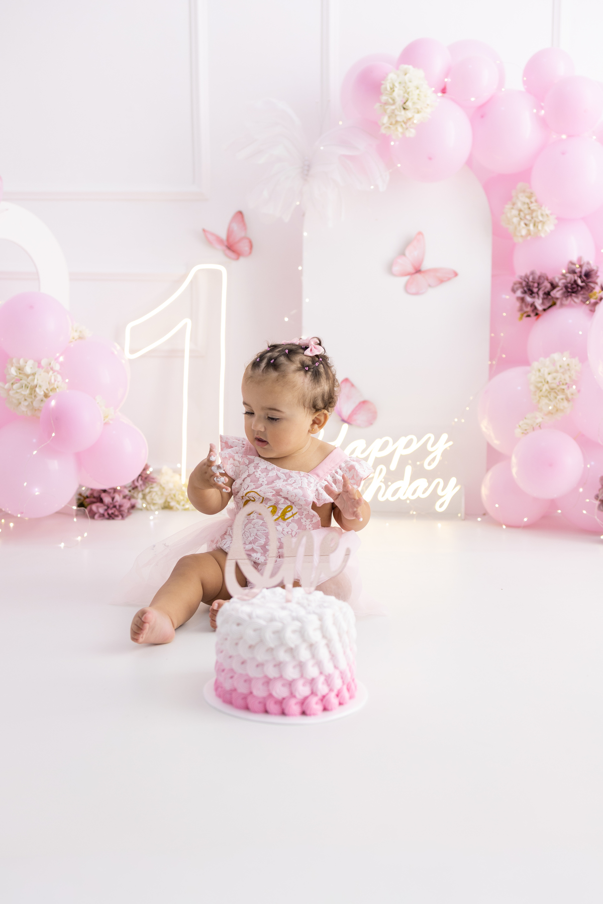 Ensaio smash the cake em estúdio. Fotógrafa em Londrina especializada em ensaios de bebês em estúdio. Ensaio de aniversário. bebê de 1 ano.