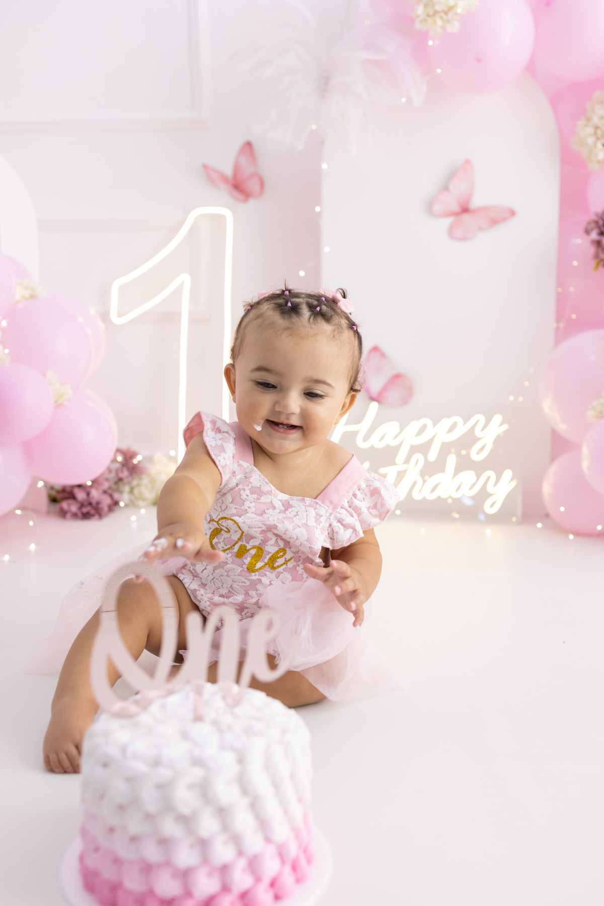 Ensaio smash the cake em estúdio. Fotógrafa em Londrina especializada em ensaios de bebês em estúdio. Ensaio de aniversário. bebê de 1 ano.