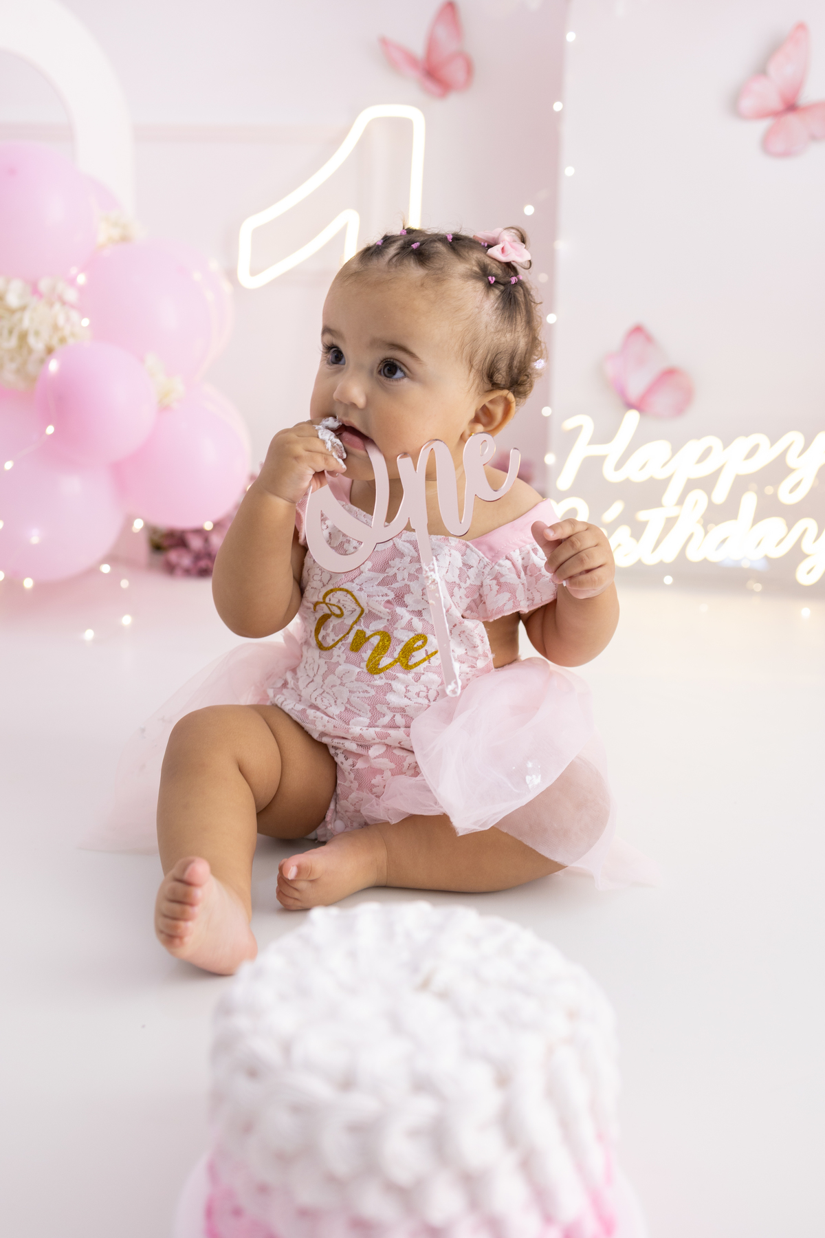 Ensaio smash the cake em estúdio. Fotógrafa em Londrina especializada em ensaios de bebês em estúdio. Ensaio de aniversário. bebê de 1 ano.