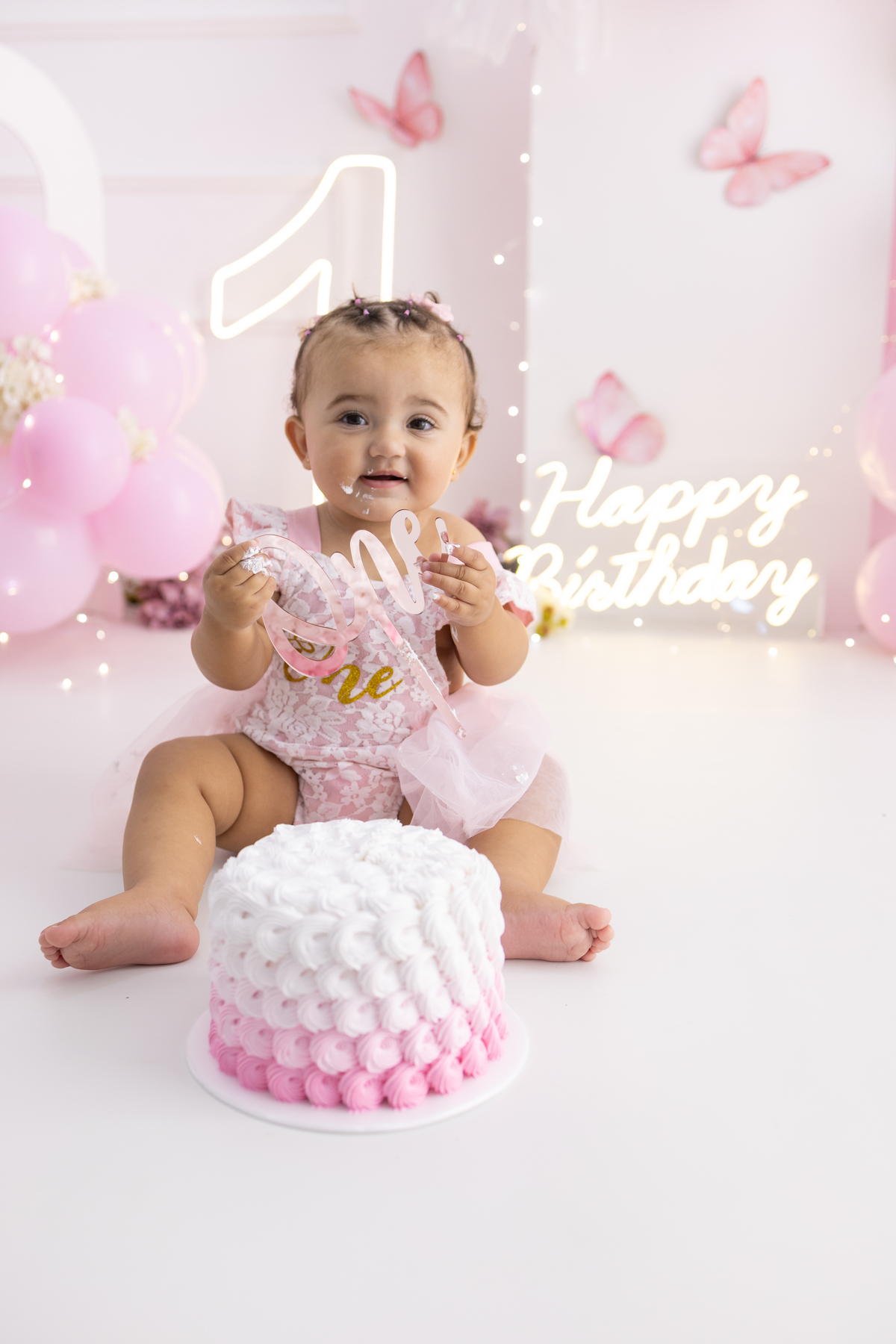 Ensaio smash the cake em estúdio. Fotógrafa em Londrina especializada em ensaios de bebês em estúdio. Ensaio de aniversário. bebê de 1 ano.