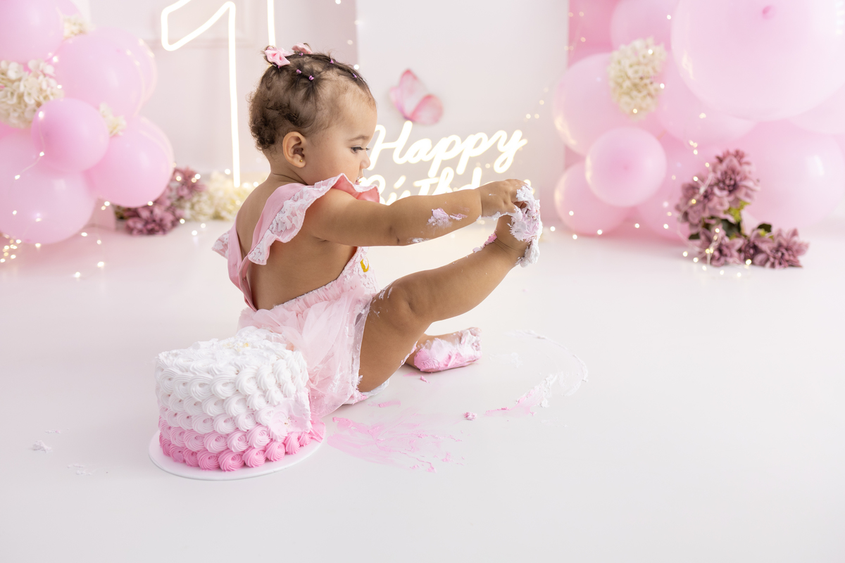 Ensaio smash the cake em estúdio. Fotógrafa em Londrina especializada em ensaios de bebês em estúdio. Ensaio de aniversário. bebê de 1 ano.