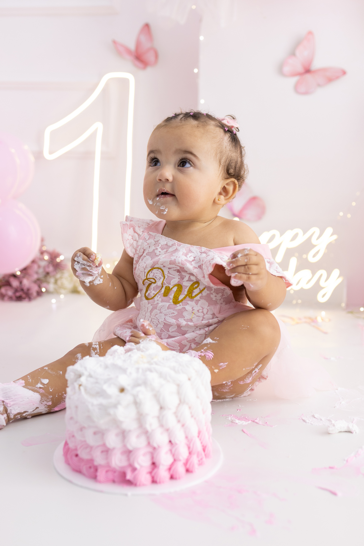 Ensaio smash the cake em estúdio. Fotógrafa em Londrina especializada em ensaios de bebês em estúdio. Ensaio de aniversário. bebê de 1 ano.