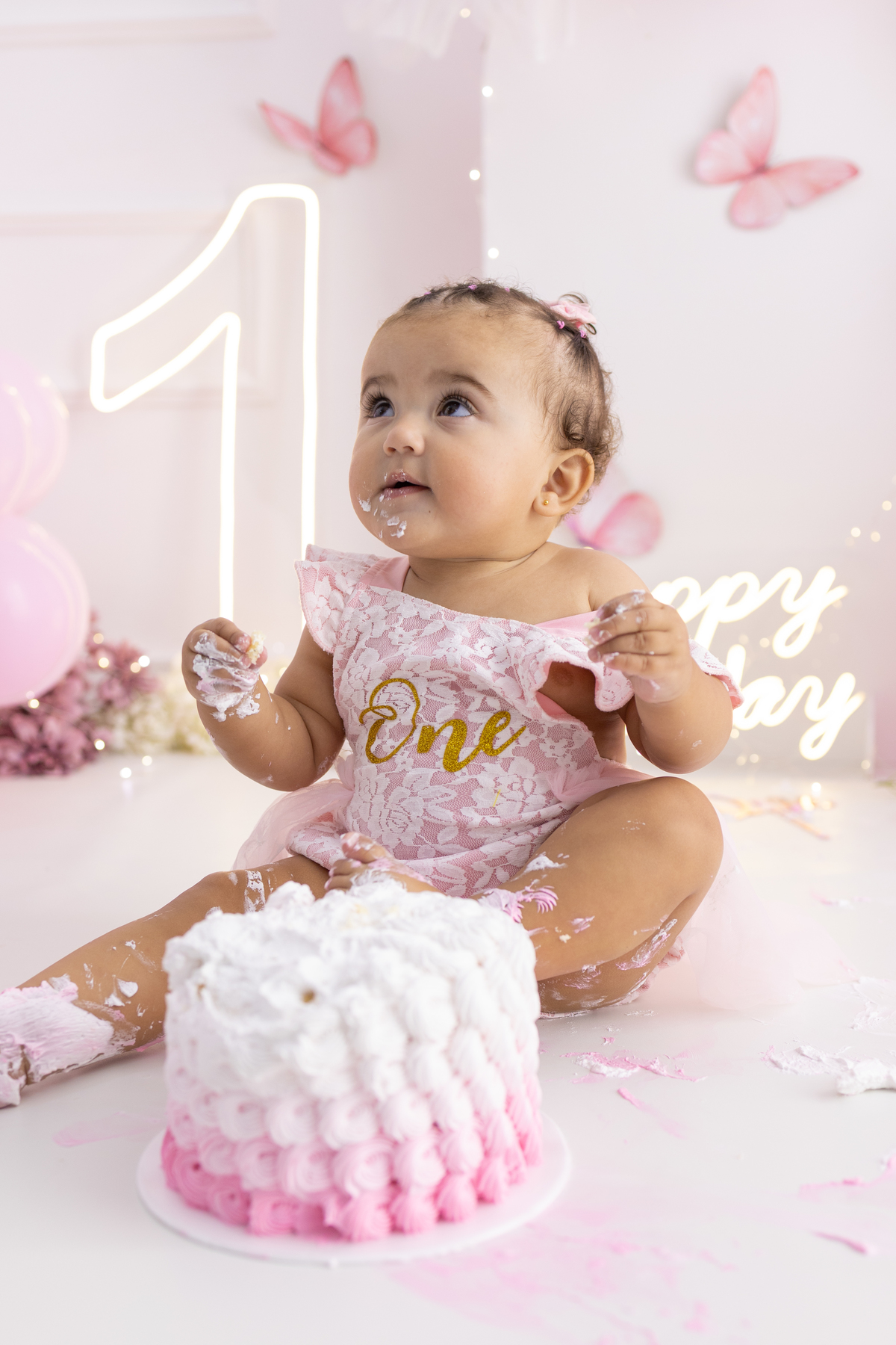 Ensaio smash the cake em estúdio. Fotógrafa em Londrina especializada em ensaios de bebês em estúdio. Ensaio de aniversário. bebê de 1 ano.