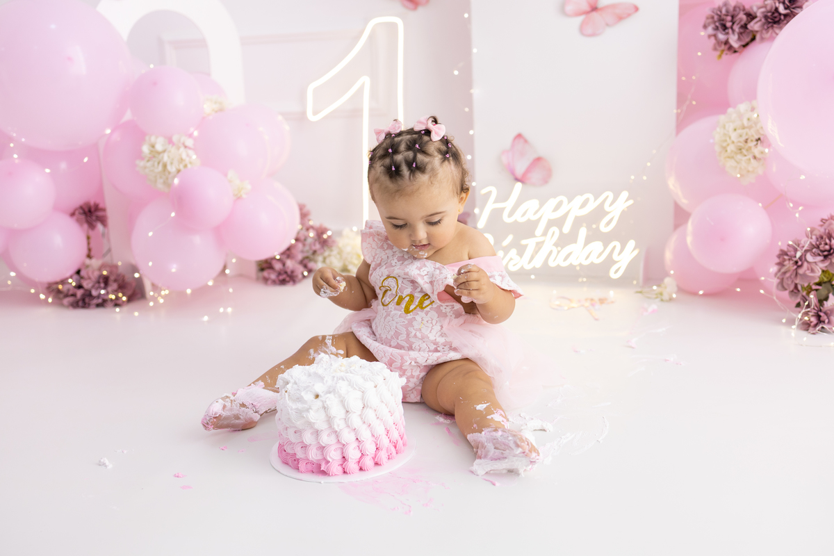 Ensaio smash the cake em estúdio. Fotógrafa em Londrina especializada em ensaios de bebês em estúdio. Ensaio de aniversário. bebê de 1 ano.