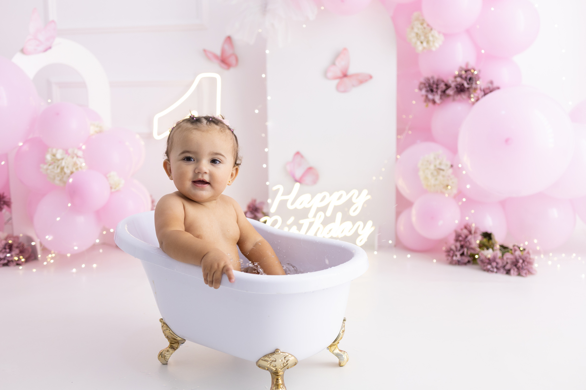 Ensaio smash the cake em estúdio. Fotógrafa em Londrina especializada em ensaios de bebês em estúdio. Ensaio de aniversário. bebê de 1 ano.