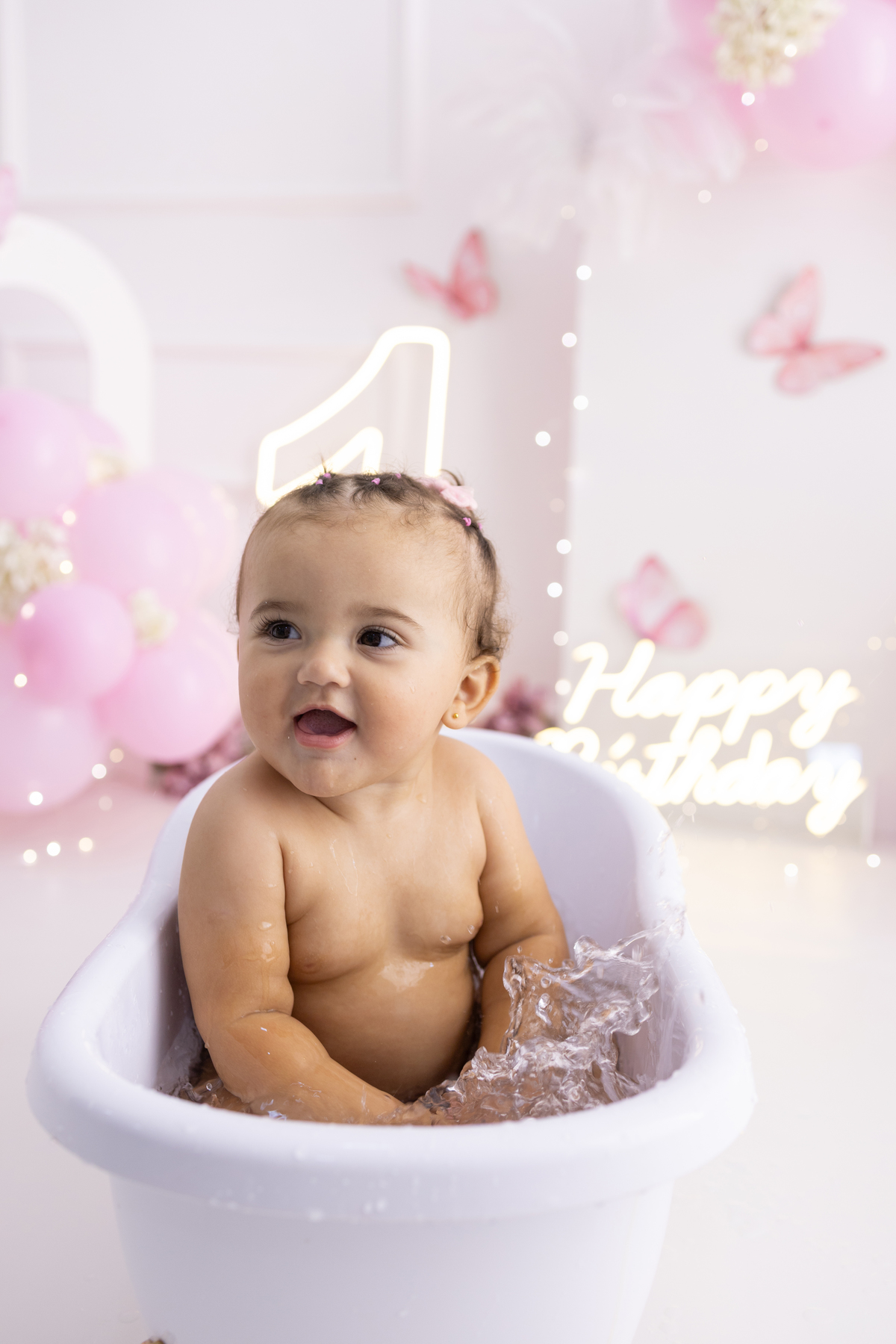 Ensaio smash the cake em estúdio. Fotógrafa em Londrina especializada em ensaios de bebês em estúdio. Ensaio de aniversário. bebê de 1 ano.