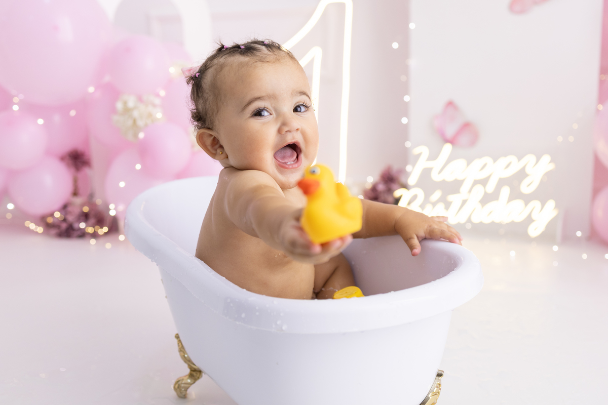Ensaio smash the cake em estúdio. Fotógrafa em Londrina especializada em ensaios de bebês em estúdio. Ensaio de aniversário. bebê de 1 ano.