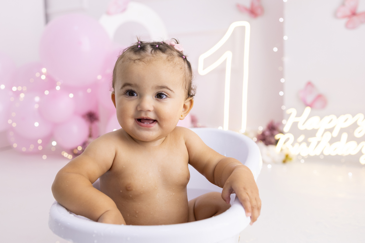 Ensaio smash the cake em estúdio. Fotógrafa em Londrina especializada em ensaios de bebês em estúdio. Ensaio de aniversário. bebê de 1 ano.