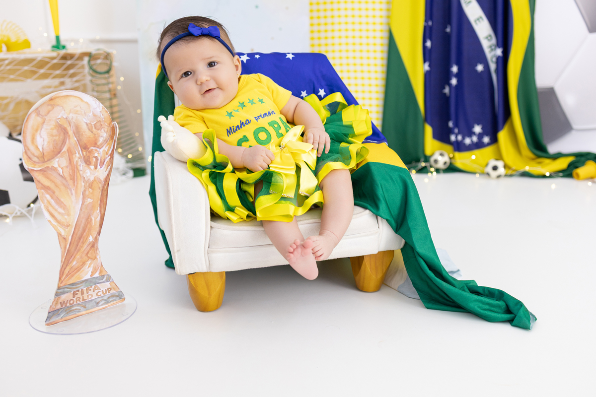 Ensaio especial copa do mundo e inverno no estúdio Gy fotografia. um ensaio foto, alegre e delicado. fotógrafa em Londrina-Pr especializada em ensaios de bebê em estúdio