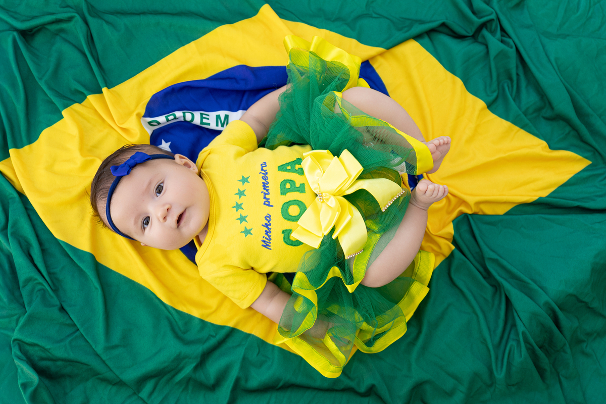 Ensaio especial copa do mundo e inverno no estúdio Gy fotografia. um ensaio foto, alegre e delicado. fotógrafa em Londrina-Pr especializada em ensaios de bebê em estúdio