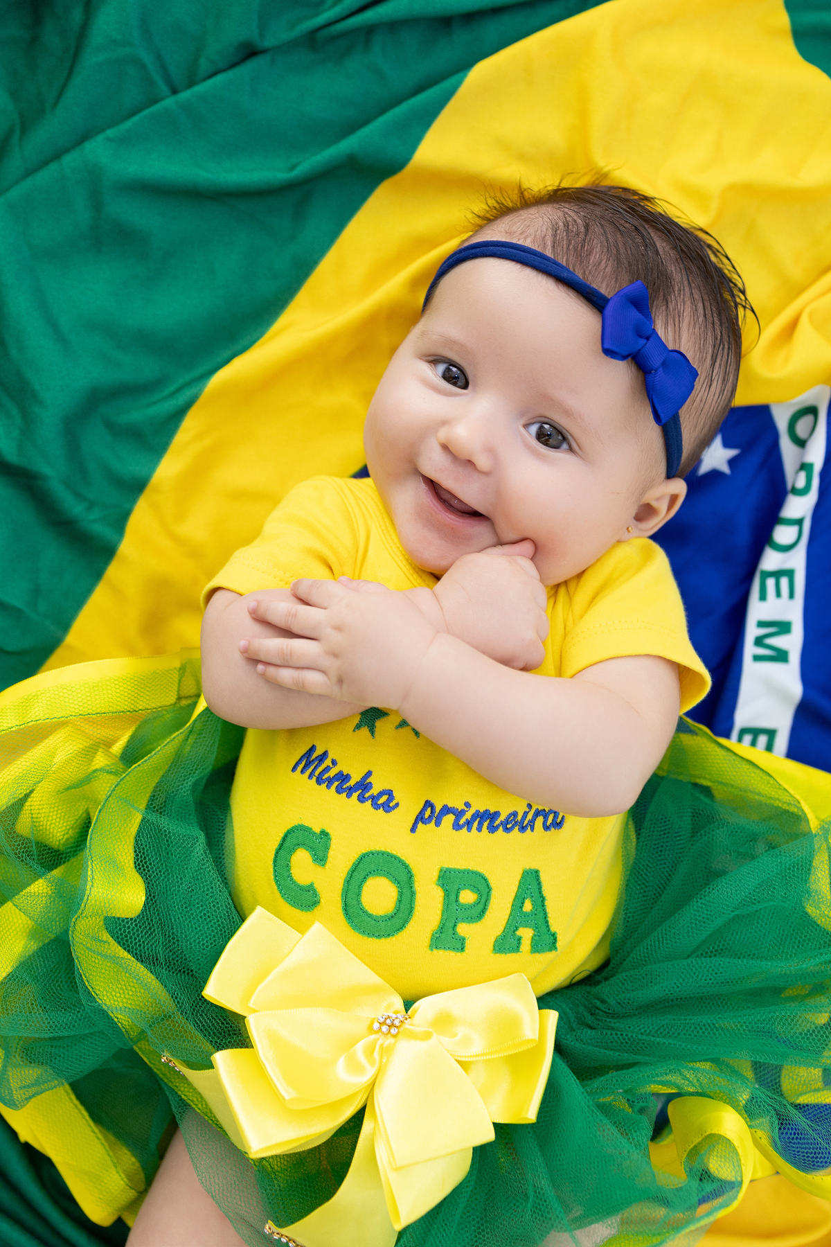 Ensaio especial copa do mundo e inverno no estúdio Gy fotografia. um ensaio foto, alegre e delicado. fotógrafa em Londrina-Pr especializada em ensaios de bebê em estúdio