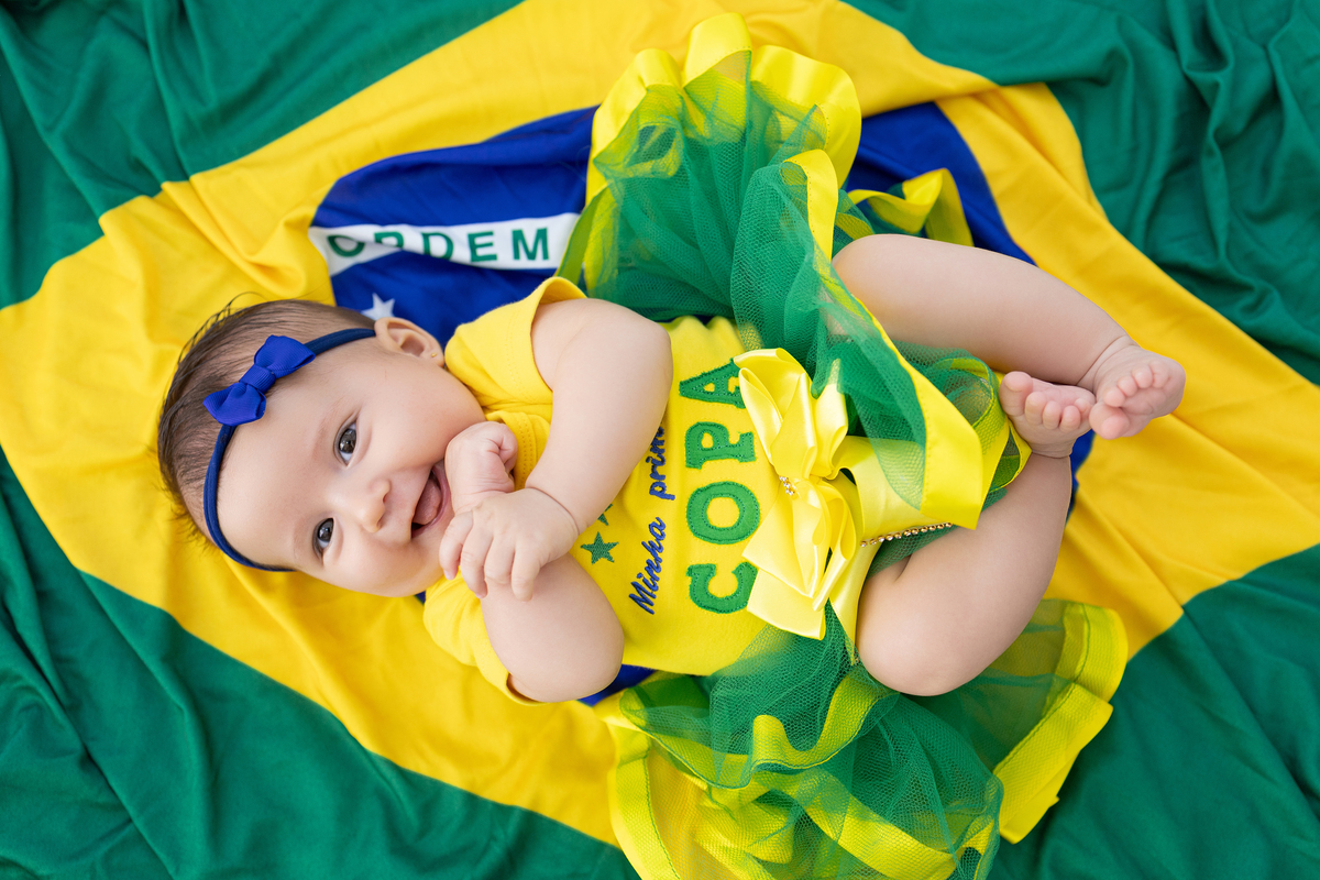 Ensaio especial copa do mundo e inverno no estúdio Gy fotografia. um ensaio foto, alegre e delicado. fotógrafa em Londrina-Pr especializada em ensaios de bebê em estúdio