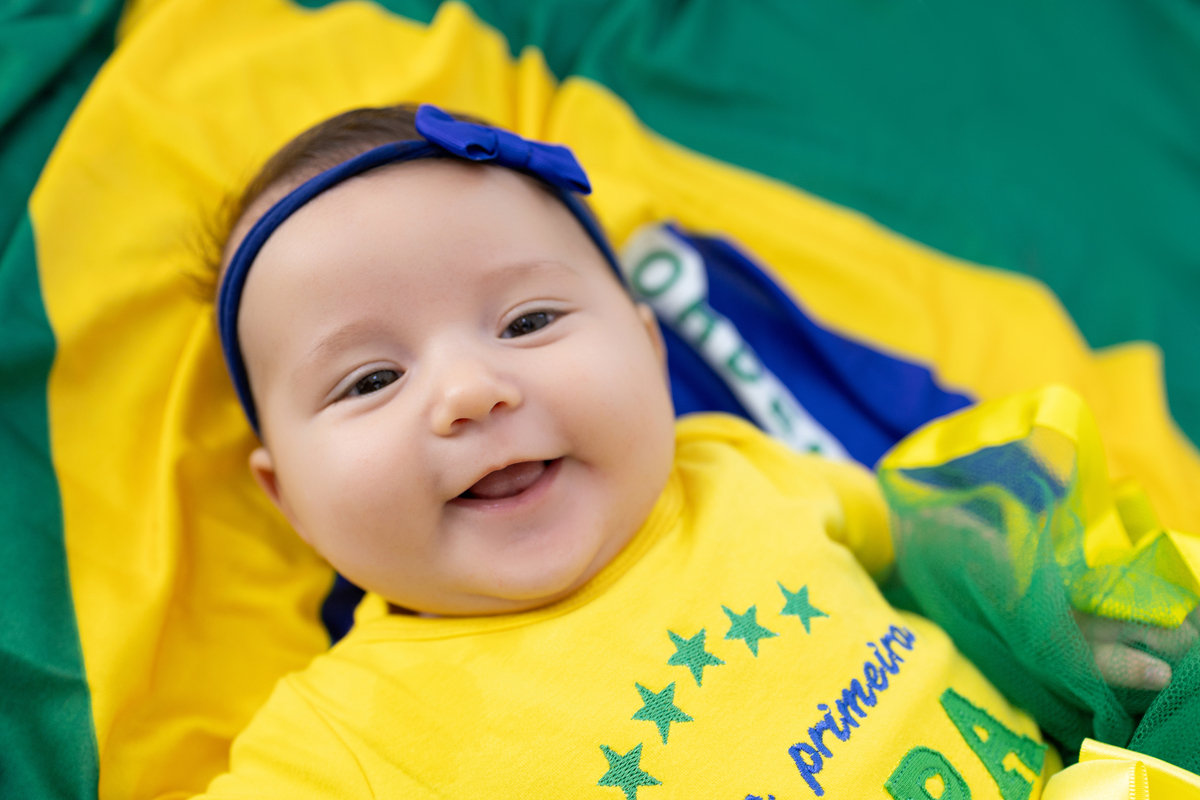 Ensaio especial copa do mundo e inverno no estúdio Gy fotografia. um ensaio foto, alegre e delicado. fotógrafa em Londrina-Pr especializada em ensaios de bebê em estúdio