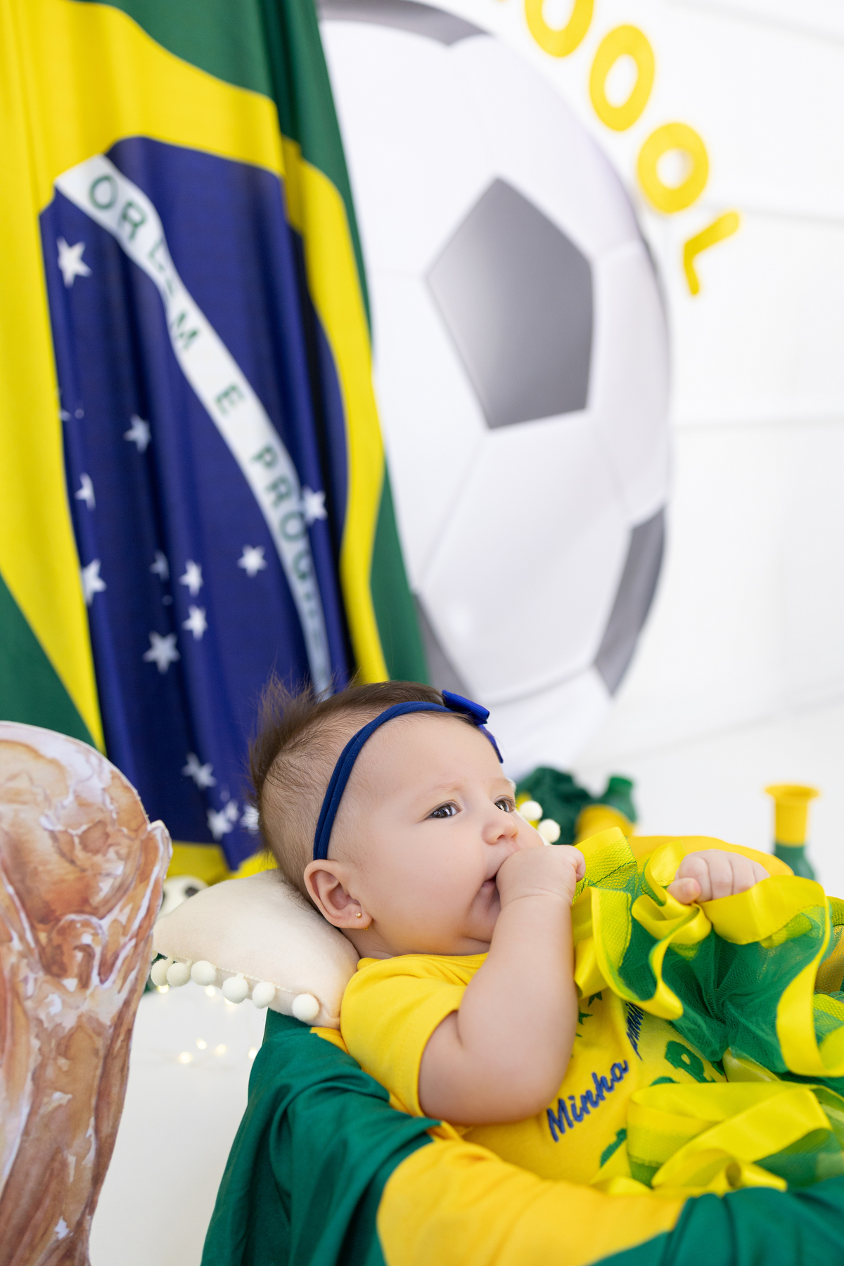 Ensaio especial copa do mundo e inverno no estúdio Gy fotografia. um ensaio foto, alegre e delicado. fotógrafa em Londrina-Pr especializada em ensaios de bebê em estúdio