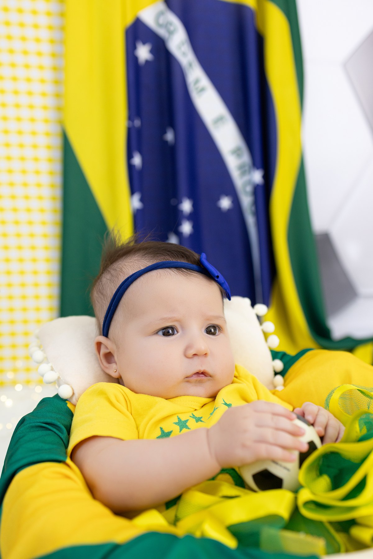 Ensaio especial copa do mundo e inverno no estúdio Gy fotografia. um ensaio foto, alegre e delicado. fotógrafa em Londrina-Pr especializada em ensaios de bebê em estúdio